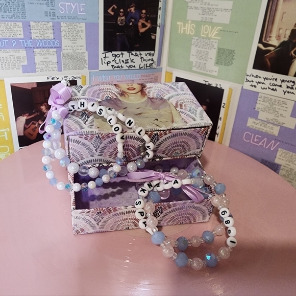 Tayor Swift 1989 Paper Jewelry Box with Friendship Bracelets - Picture 5 of 5